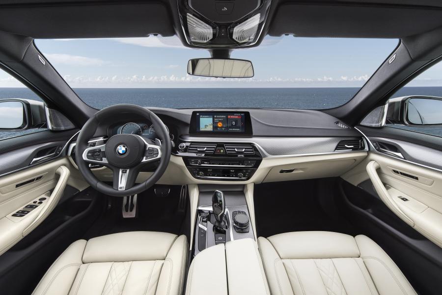 Интерьер BMW M550i xDrive Sedan 2017 года  (WW) (фото 28 из 48)